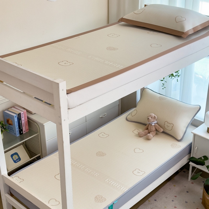 91家纺网 家纺一手货源 找家纺 凯罗 2026新款A类凉豆豆学生宿舍用床席可水洗凉席席子床席款 爱心小熊-咖-床席款