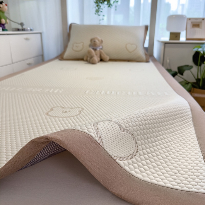 91家纺网 家纺一手货源 找家纺 凯罗 2026新款A类凉豆豆学生宿舍用床席可水洗凉席席子床席款 爱心小熊-咖-床席款