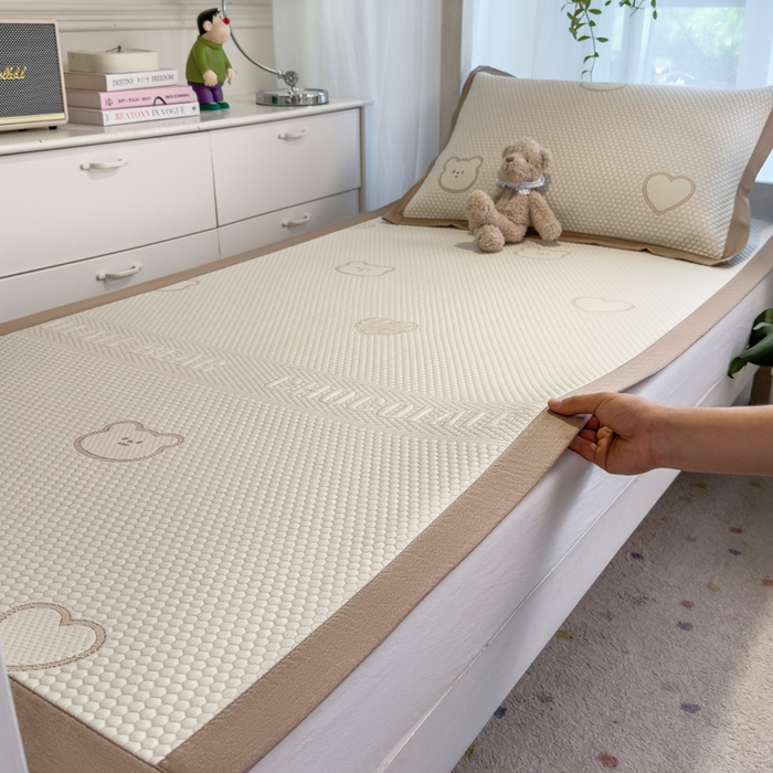 91家纺网 家纺一手货源 找家纺 凯罗 2026新款A类凉豆豆学生宿舍用床席可水洗凉席席子床席款 爱心小熊-咖-床席款