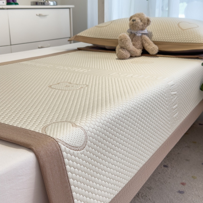 91家纺网 家纺一手货源 找家纺 凯罗 2026新款A类凉豆豆学生宿舍用床席可水洗凉席席子床席款 爱心小熊-咖-床席款