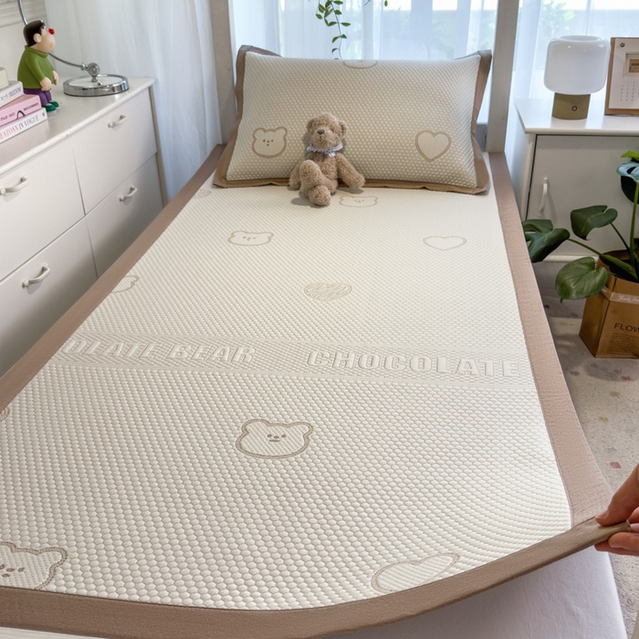 91家纺网 家纺一手货源 找家纺 凯罗 2026新款A类凉豆豆学生宿舍用床席可水洗凉席席子床席款 爱心小熊-咖-床席款