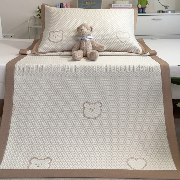 91家纺网 家纺一手货源 找家纺 凯罗 2026新款A类凉豆豆学生宿舍用床席可水洗凉席席子床席款 爱心小熊-咖-床席款