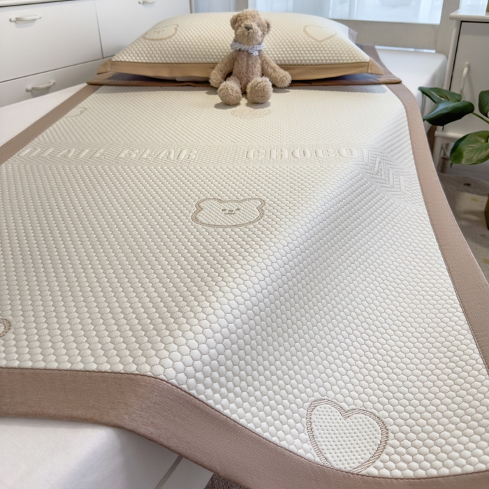 91家纺网 家纺一手货源 找家纺 凯罗 2026新款A类凉豆豆学生宿舍用床席可水洗凉席席子床席款 爱心小熊-咖-床席款