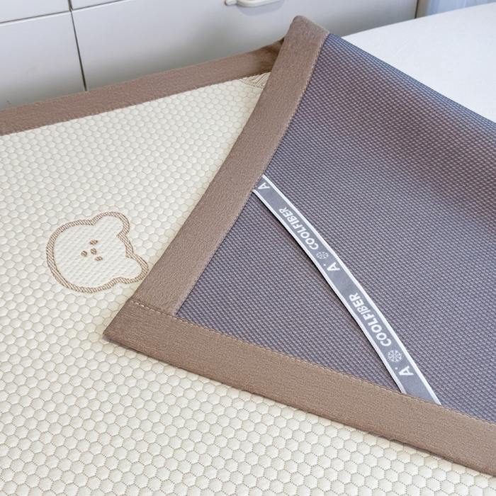 91家纺网 家纺一手货源 找家纺 凯罗 2026新款A类凉豆豆学生宿舍用床席可水洗凉席席子床席款 爱心小熊-咖-床席款