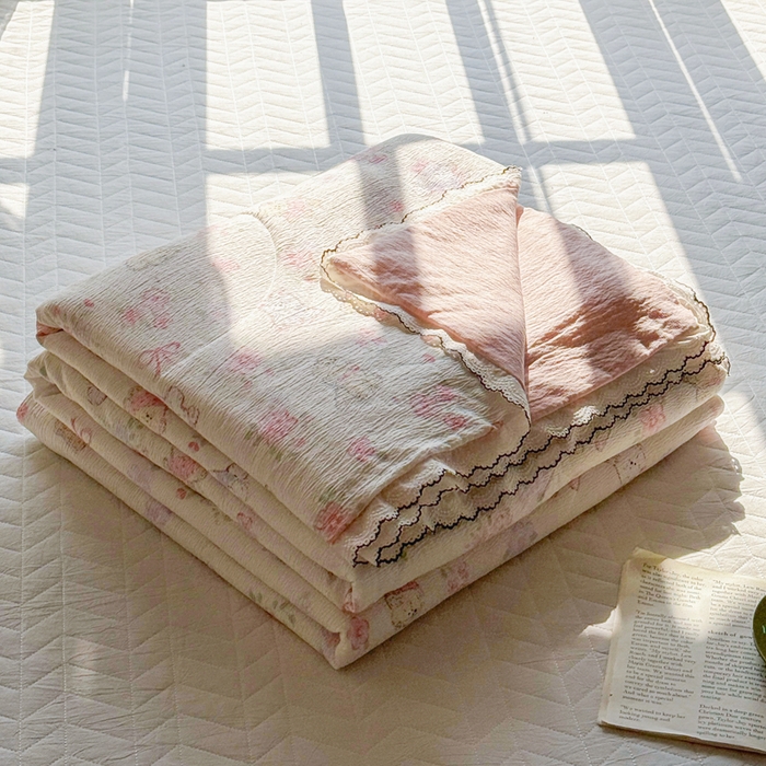 91家纺网 家纺一手货源 找家纺 云玲时尚 2026新款木棉皱皱纱夏被被子被芯 泡芙小熊