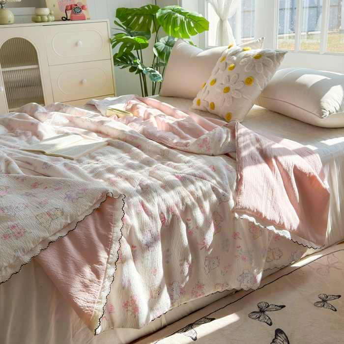 91家纺网 家纺一手货源 找家纺 云玲时尚 2026新款木棉皱皱纱夏被被子被芯 泡芙小熊