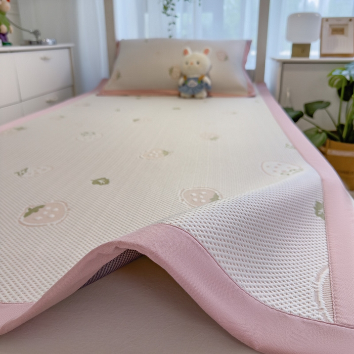 91家纺网 家纺一手货源 找家纺 凯罗 2026新款A类凉豆豆学生宿舍用床席可水洗凉席席子床席款 波点草莓-床席款