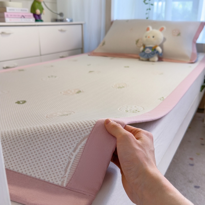 91家纺网 家纺一手货源 找家纺 凯罗 2026新款A类凉豆豆学生宿舍用床席可水洗凉席席子床席款 波点草莓-床席款