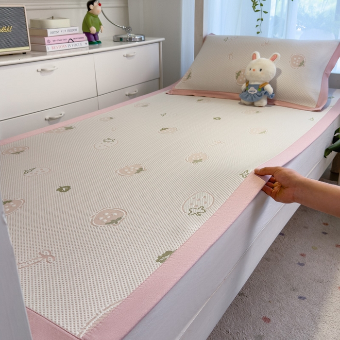 91家纺网 家纺一手货源 找家纺 凯罗 2026新款A类凉豆豆学生宿舍用床席可水洗凉席席子床席款 波点草莓-床席款