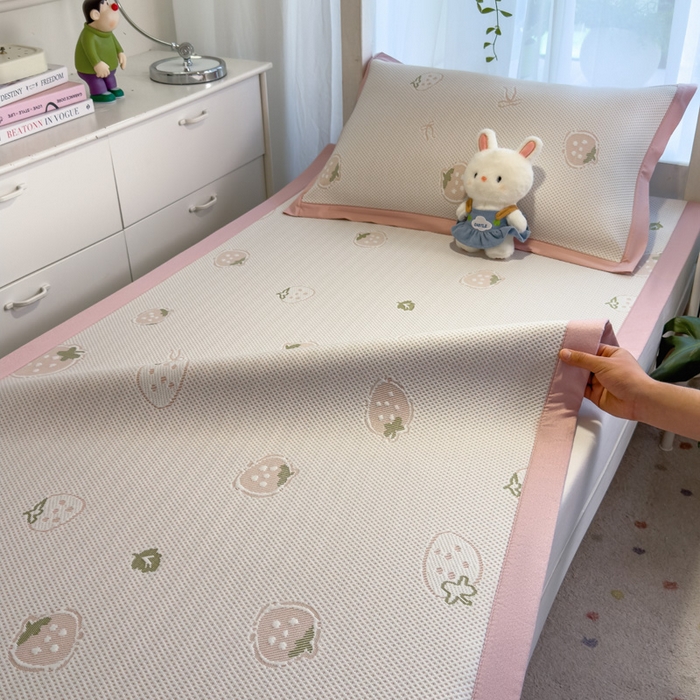 91家纺网 家纺一手货源 找家纺 凯罗 2026新款A类凉豆豆学生宿舍用床席可水洗凉席席子床席款 波点草莓-床席款