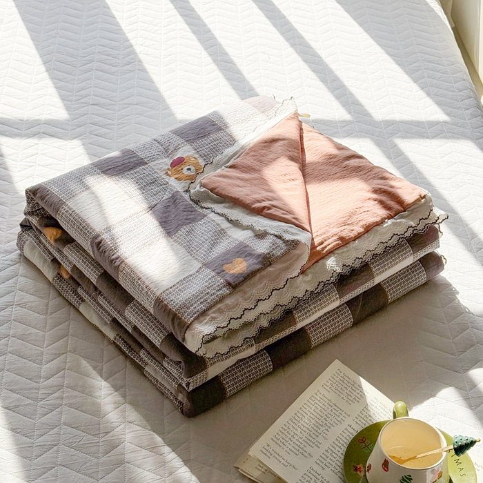 91家纺网 家纺一手货源 找家纺 云玲时尚 2026新款木棉皱皱纱夏被被子被芯 饼干熊