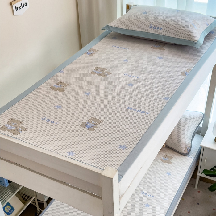 91家纺网 家纺一手货源 找家纺 凯罗 2026新款A类凉豆豆学生宿舍用床席可水洗凉席席子床席款 布丁萌萌熊-床席款