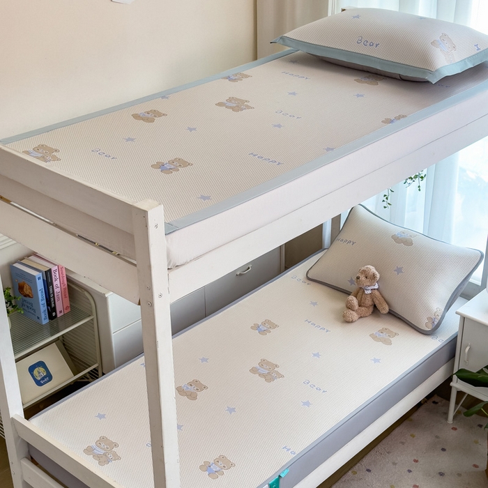 91家纺网 家纺一手货源 找家纺 凯罗 2026新款A类凉豆豆学生宿舍用床席可水洗凉席席子床席款 布丁萌萌熊-床席款