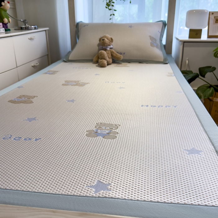 91家纺网 家纺一手货源 找家纺 凯罗 2026新款A类凉豆豆学生宿舍用床席可水洗凉席席子床席款 布丁萌萌熊-床席款