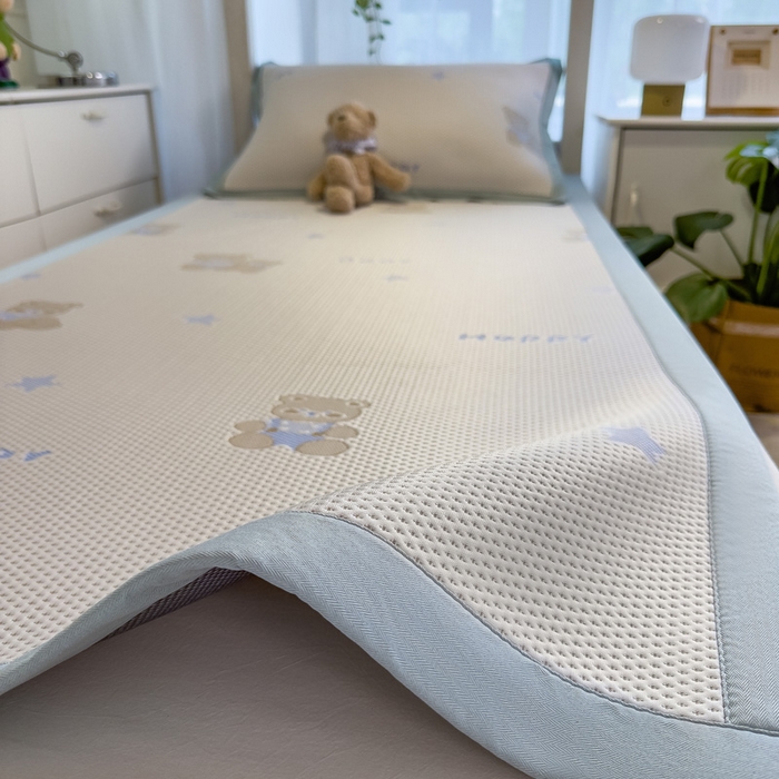 91家纺网 家纺一手货源 找家纺 凯罗 2026新款A类凉豆豆学生宿舍用床席可水洗凉席席子床席款 布丁萌萌熊-床席款