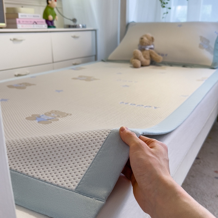 91家纺网 家纺一手货源 找家纺 凯罗 2026新款A类凉豆豆学生宿舍用床席可水洗凉席席子床席款 布丁萌萌熊-床席款