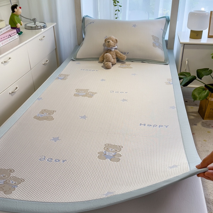 91家纺网 家纺一手货源 找家纺 凯罗 2026新款A类凉豆豆学生宿舍用床席可水洗凉席席子床席款 布丁萌萌熊-床席款