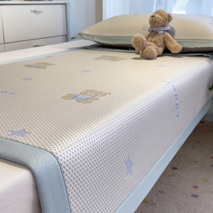 91家纺网 家纺一手货源 找家纺 凯罗 2026新款A类凉豆豆学生宿舍用床席可水洗凉席席子床席款 布丁萌萌熊-床席款