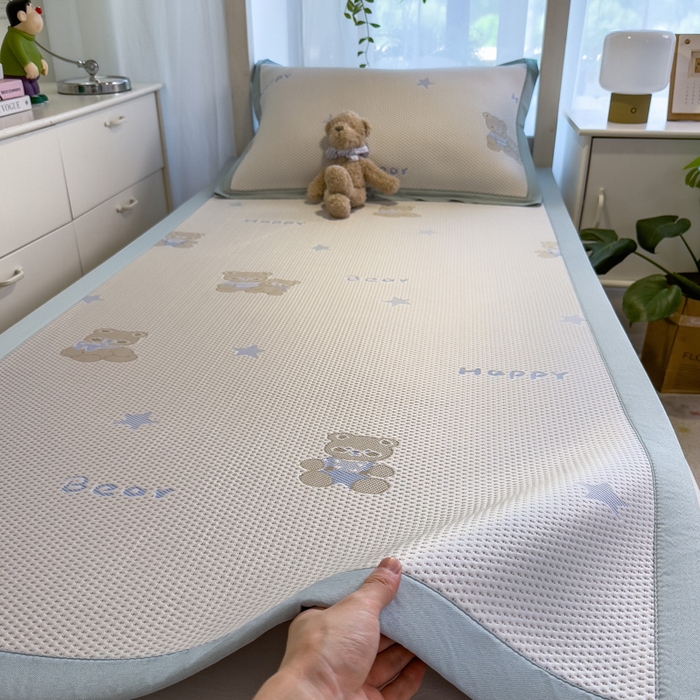 91家纺网 家纺一手货源 找家纺 凯罗 2026新款A类凉豆豆学生宿舍用床席可水洗凉席席子床席款 布丁萌萌熊-床席款