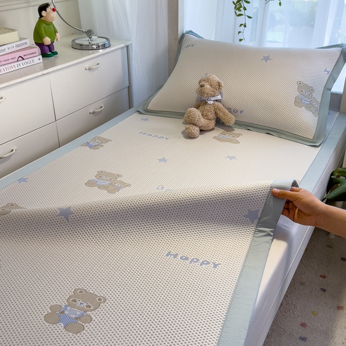 91家纺网 家纺一手货源 找家纺 凯罗 2026新款A类凉豆豆学生宿舍用床席可水洗凉席席子床席款 布丁萌萌熊-床席款