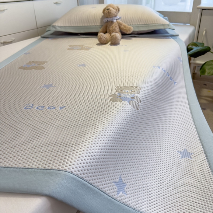 91家纺网 家纺一手货源 找家纺 凯罗 2026新款A类凉豆豆学生宿舍用床席可水洗凉席席子床席款 布丁萌萌熊-床席款