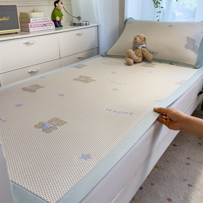 91家纺网 家纺一手货源 找家纺 凯罗 2026新款A类凉豆豆学生宿舍用床席可水洗凉席席子床席款 布丁萌萌熊-床席款