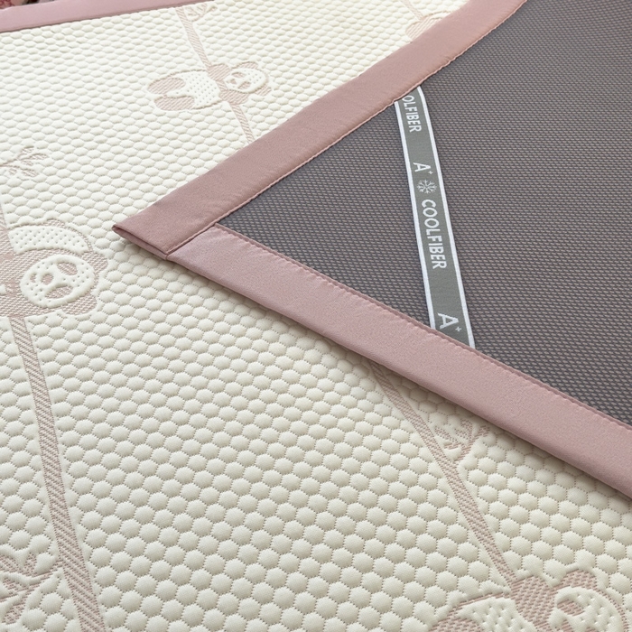 91家纺网 家纺一手货源 找家纺 凯罗 2026新款A类凉豆豆学生宿舍用床席可水洗凉席席子床席款 敦敦熊-粉-床席款