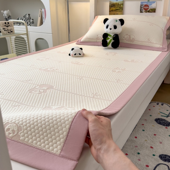 91家纺网 家纺一手货源 找家纺 凯罗 2026新款A类凉豆豆学生宿舍用床席可水洗凉席席子床席款 敦敦熊-粉-床席款