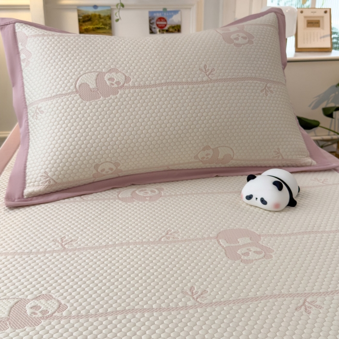 91家纺网 家纺一手货源 找家纺 凯罗 2026新款A类凉豆豆学生宿舍用床席可水洗凉席席子床席款 敦敦熊-粉-床席款