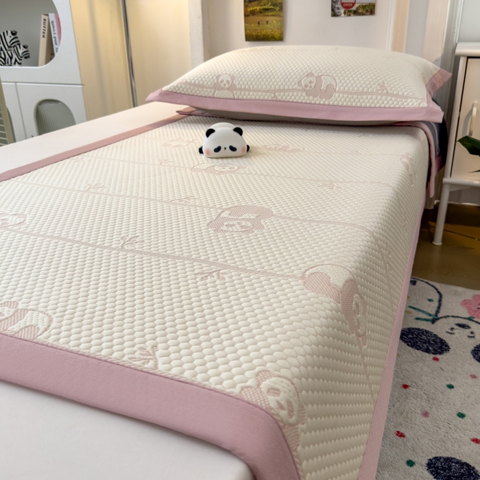 91家纺网 家纺一手货源 找家纺 凯罗 2026新款A类凉豆豆学生宿舍用床席可水洗凉席席子床席款 敦敦熊-粉-床席款