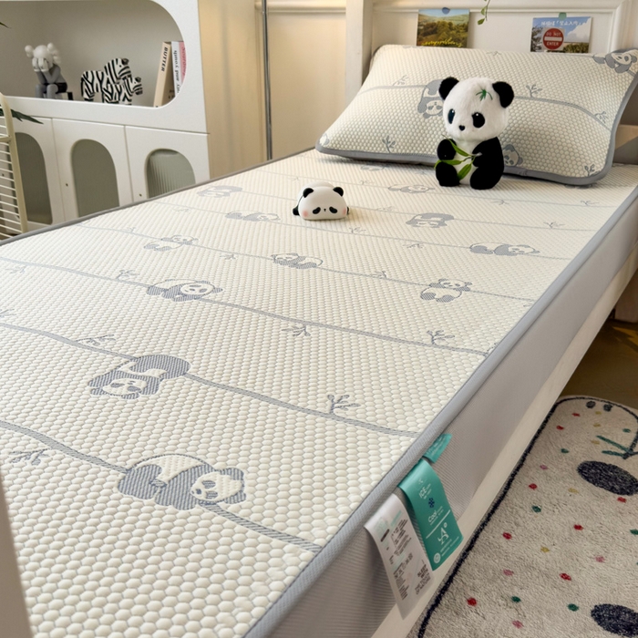 91家纺网 家纺一手货源 找家纺 凯罗 2026新款A类凉豆豆学生宿舍用床席可水洗凉席席子床席款 敦敦熊-蓝灰-床席款