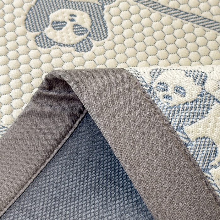 91家纺网 家纺一手货源 找家纺 凯罗 2026新款A类凉豆豆学生宿舍用床席可水洗凉席席子床席款 敦敦熊-蓝灰-床席款