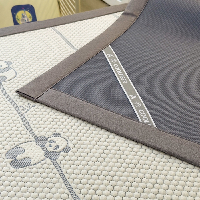 91家纺网 家纺一手货源 找家纺 凯罗 2026新款A类凉豆豆学生宿舍用床席可水洗凉席席子床席款 敦敦熊-蓝灰-床席款