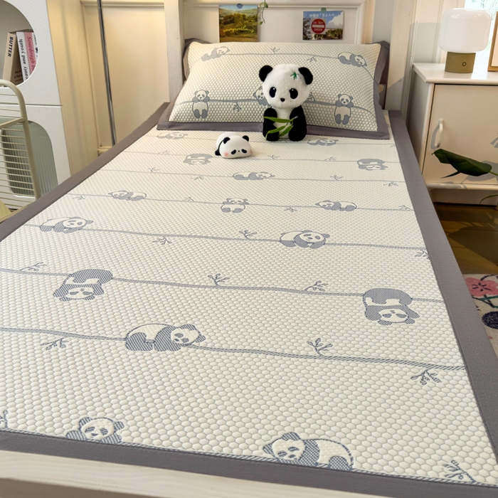 91家纺网 家纺一手货源 找家纺 凯罗 2026新款A类凉豆豆学生宿舍用床席可水洗凉席席子床席款 敦敦熊-蓝灰-床席款