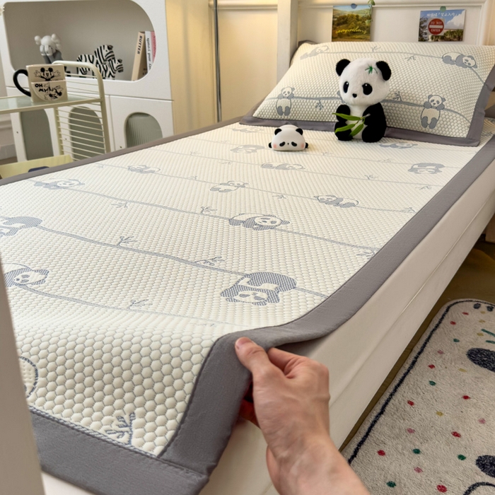 91家纺网 家纺一手货源 找家纺 凯罗 2026新款A类凉豆豆学生宿舍用床席可水洗凉席席子床席款 敦敦熊-蓝灰-床席款