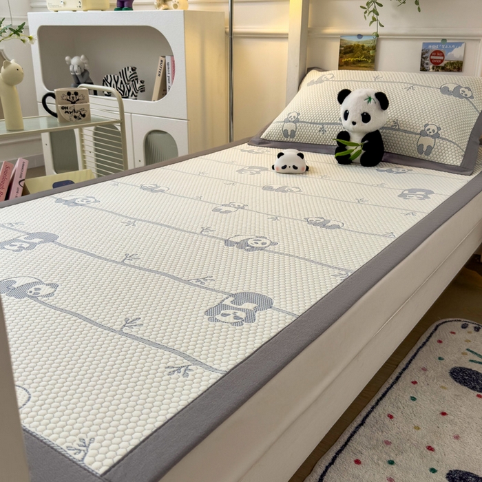 91家纺网 家纺一手货源 找家纺 凯罗 2026新款A类凉豆豆学生宿舍用床席可水洗凉席席子床席款 敦敦熊-蓝灰-床席款