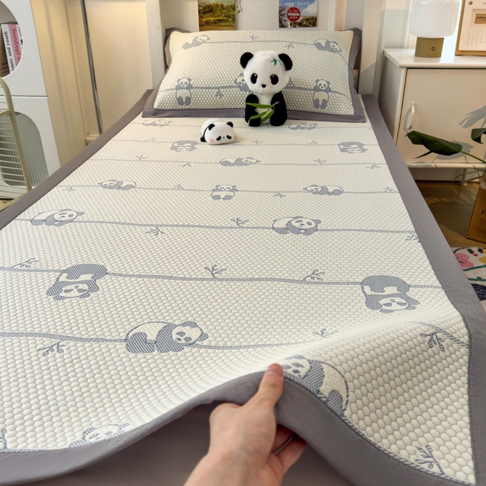 91家纺网 家纺一手货源 找家纺 凯罗 2026新款A类凉豆豆学生宿舍用床席可水洗凉席席子床席款 敦敦熊-蓝灰-床席款