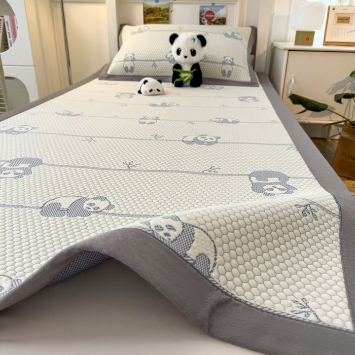 91家纺网 家纺一手货源 找家纺 凯罗 2026新款A类凉豆豆学生宿舍用床席可水洗凉席席子床席款 敦敦熊-蓝灰-床席款