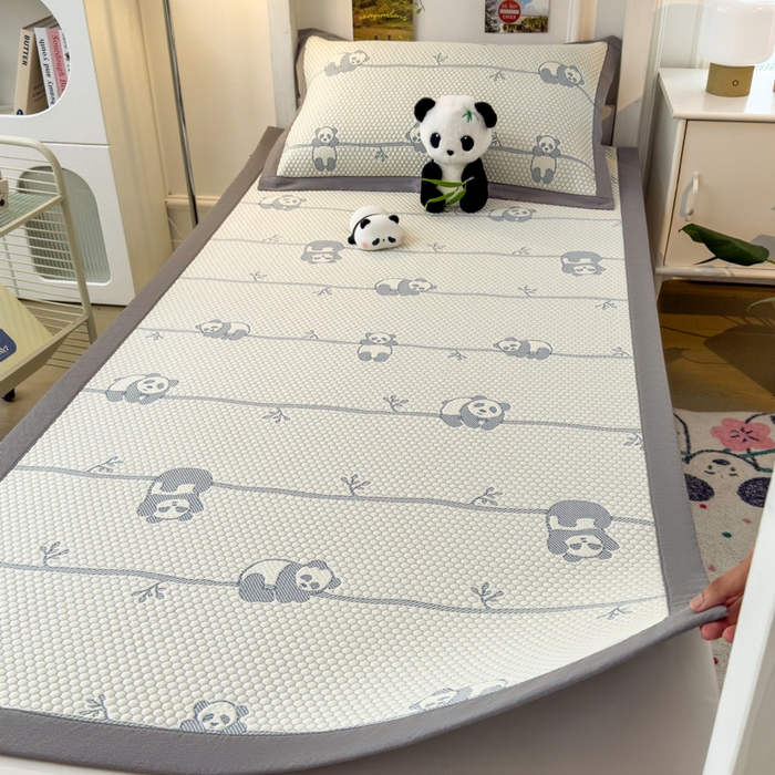 91家纺网 家纺一手货源 找家纺 凯罗 2026新款A类凉豆豆学生宿舍用床席可水洗凉席席子床席款 敦敦熊-蓝灰-床席款