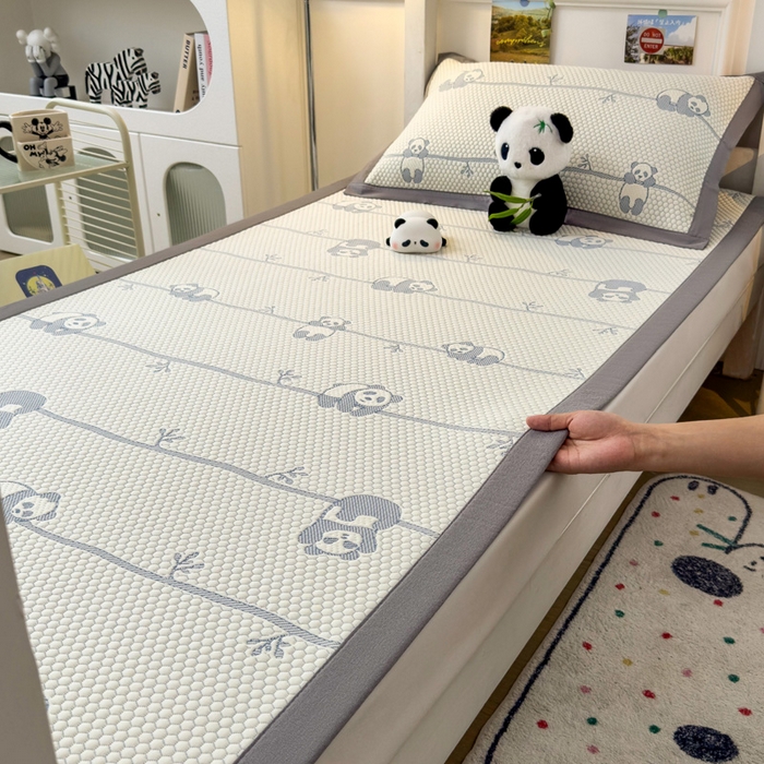 91家纺网 家纺一手货源 找家纺 凯罗 2026新款A类凉豆豆学生宿舍用床席可水洗凉席席子床席款 敦敦熊-蓝灰-床席款