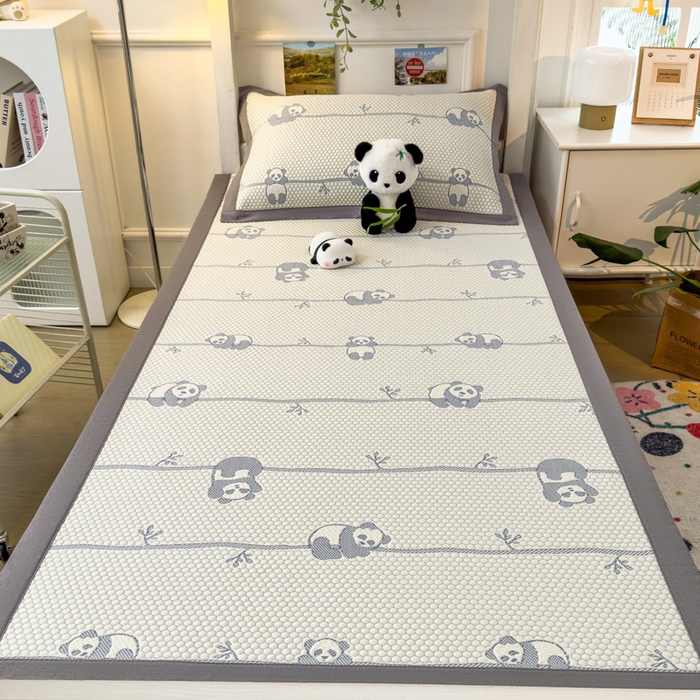 91家纺网 家纺一手货源 找家纺 凯罗 2026新款A类凉豆豆学生宿舍用床席可水洗凉席席子床席款 敦敦熊-蓝灰-床席款