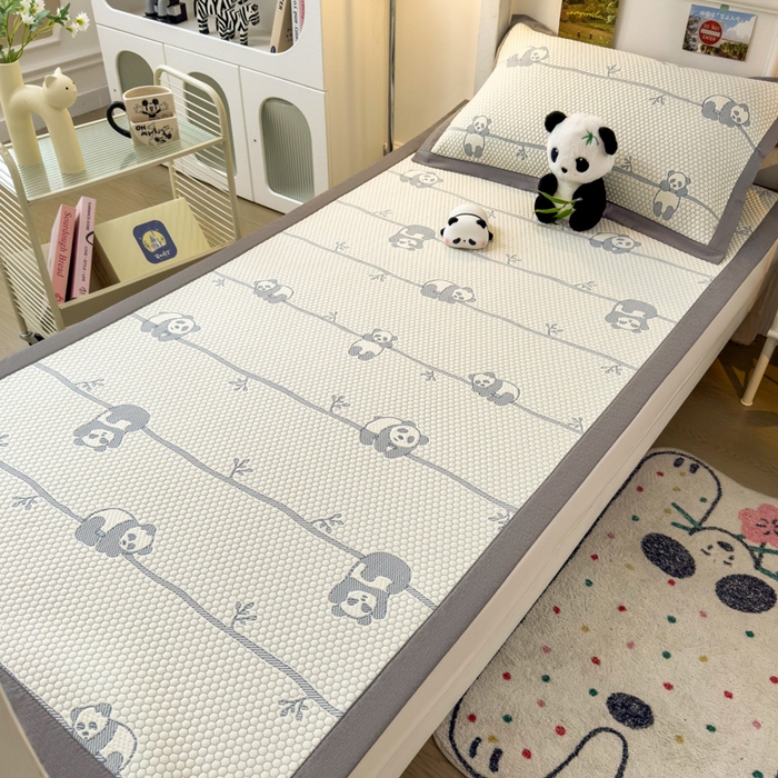 91家纺网 家纺一手货源 找家纺 凯罗 2026新款A类凉豆豆学生宿舍用床席可水洗凉席席子床席款 敦敦熊-蓝灰-床席款