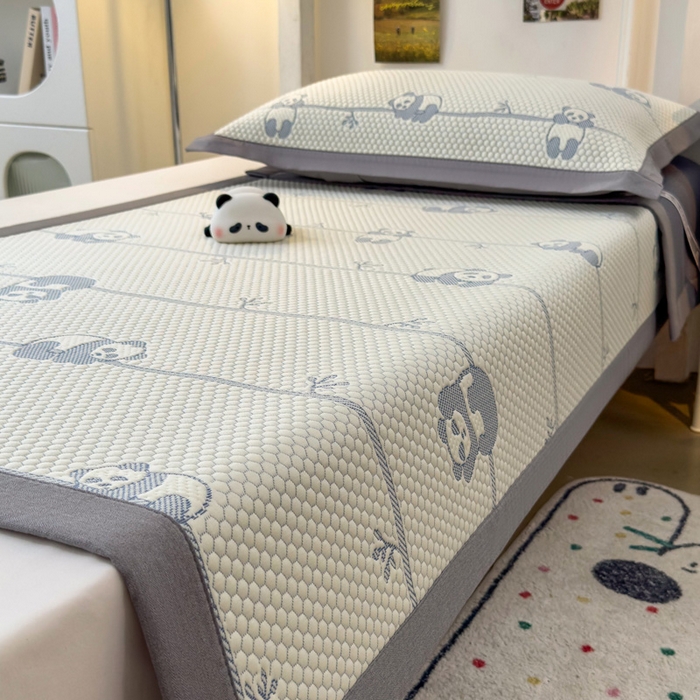 91家纺网 家纺一手货源 找家纺 凯罗 2026新款A类凉豆豆学生宿舍用床席可水洗凉席席子床席款 敦敦熊-蓝灰-床席款