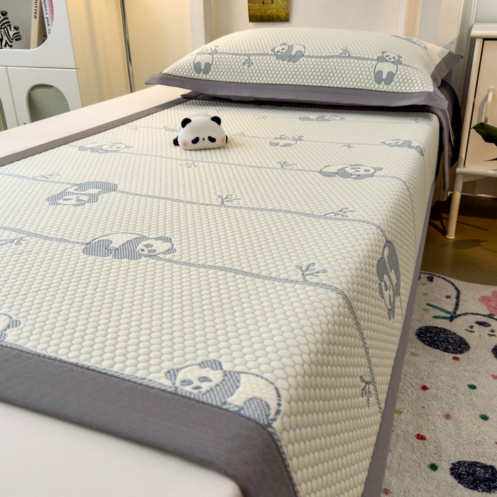 91家纺网 家纺一手货源 找家纺 凯罗 2026新款A类凉豆豆学生宿舍用床席可水洗凉席席子床席款 敦敦熊-蓝灰-床席款