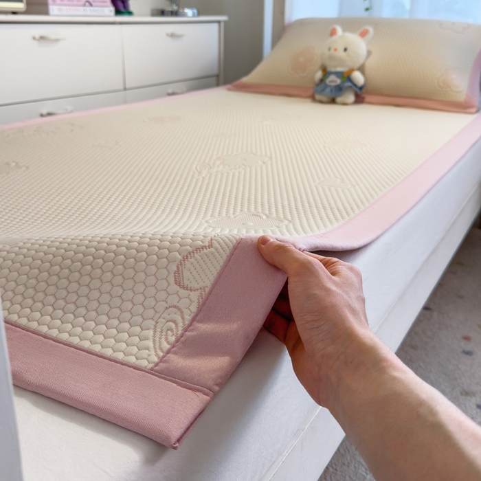 91家纺网 家纺一手货源 找家纺 凯罗 2026新款A类凉豆豆学生宿舍用床席可水洗凉席席子床席款 花儿朵朵-粉-床席款