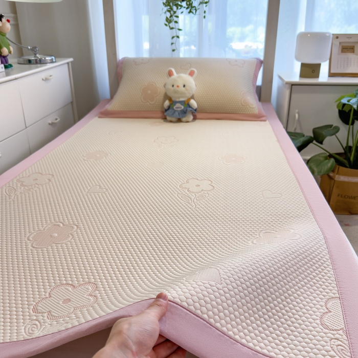 91家纺网 家纺一手货源 找家纺 凯罗 2026新款A类凉豆豆学生宿舍用床席可水洗凉席席子床席款 花儿朵朵-粉-床席款