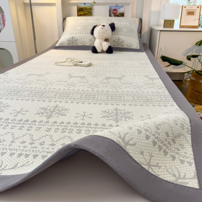 91家纺网 家纺一手货源 找家纺 凯罗 2026新款A类凉豆豆学生宿舍用床席可水洗凉席席子床席款 鹿漫漫-浅灰-床席款