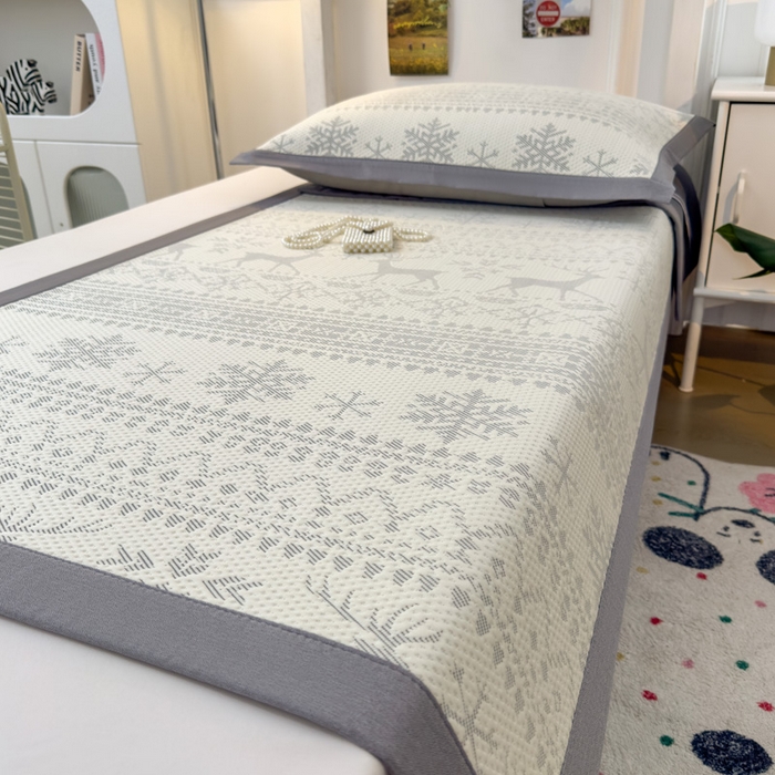 91家纺网 家纺一手货源 找家纺 凯罗 2026新款A类凉豆豆学生宿舍用床席可水洗凉席席子床席款 鹿漫漫-浅灰-床席款