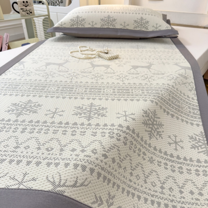 91家纺网 家纺一手货源 找家纺 凯罗 2026新款A类凉豆豆学生宿舍用床席可水洗凉席席子床席款 鹿漫漫-浅灰-床席款