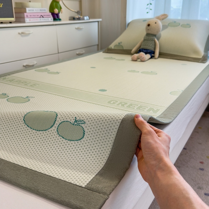 91家纺网 家纺一手货源 找家纺 凯罗 2026新款A类凉豆豆学生宿舍用床席可水洗凉席席子床席款 青苹果乐园-床席款